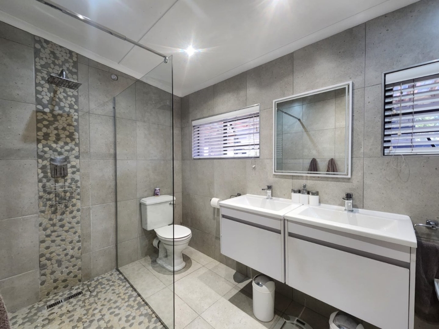 5 Bedroom Property for Sale in Bodorp Western Cape